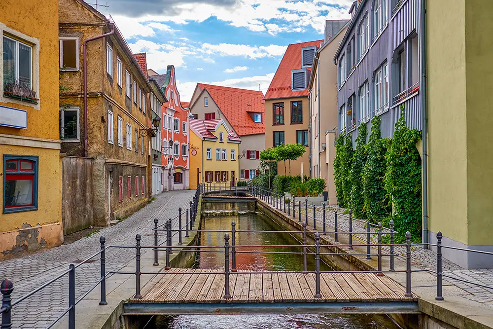 Alte bunte Häuser mit Bach in Memmingen