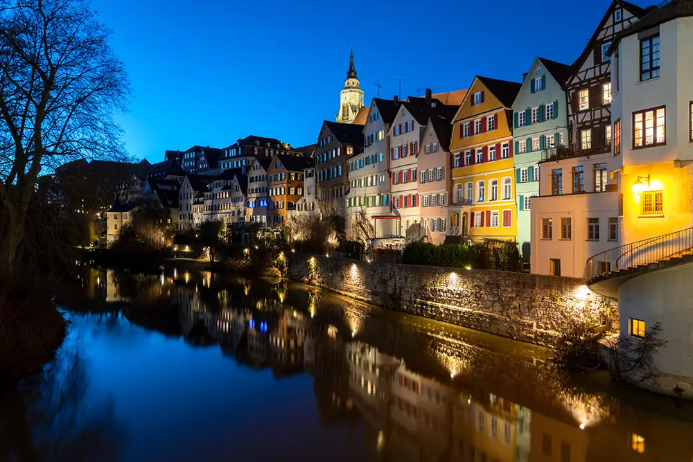 InfoStaedtewebsiteTuebingen Bekannte Flußansicht von Häusern in Tübingen bei Dunkelheit