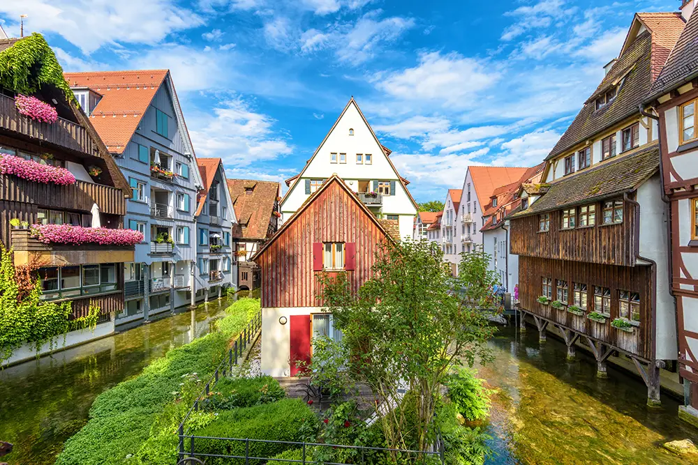 Alte Gebäude in Ulm mit Bachlauf
